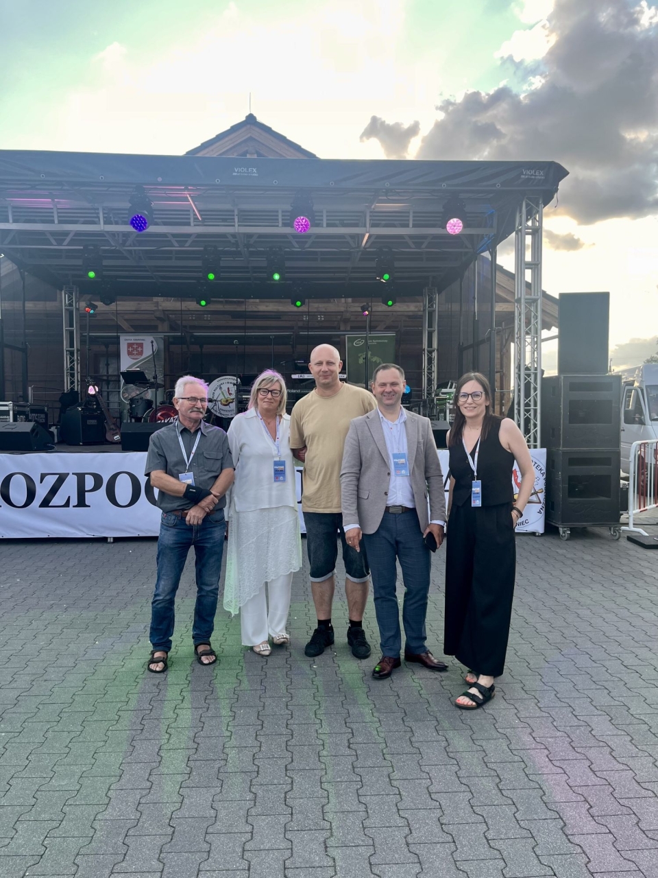 Pamiatkowe_zdjecie_organizatorow_oraz_koordynatorow_wydarzenia_plenerowego