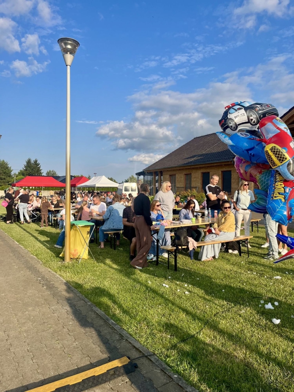 Uczestnicy_plenerowego_spotkania_przy_Chacie_Biesiadnej