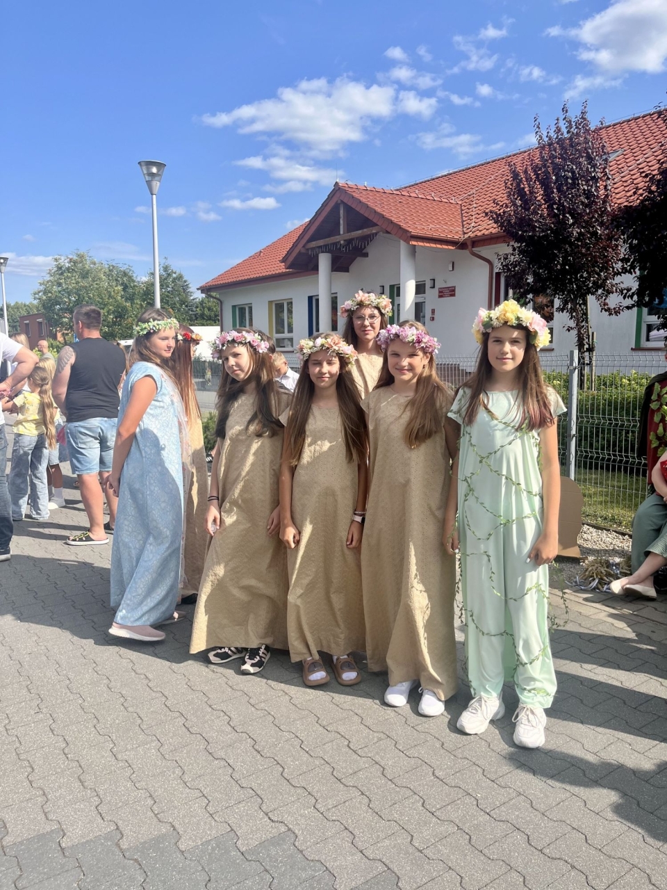 Uczestniczki_dzieciecej_grupy_artystycznej_w_stylizowanych_strojach_z_motywem_slowianskim