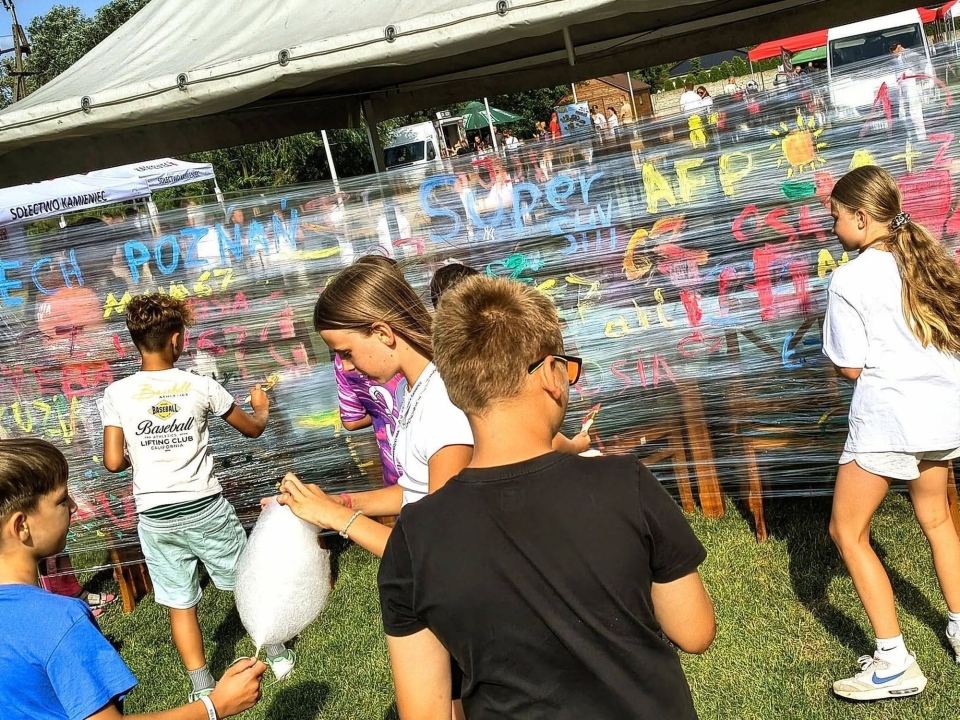 Dzieci_uczestniczace_w_plenerowych_warsztatach_malarskich_na_specjalnie_przygotowanej_sciance