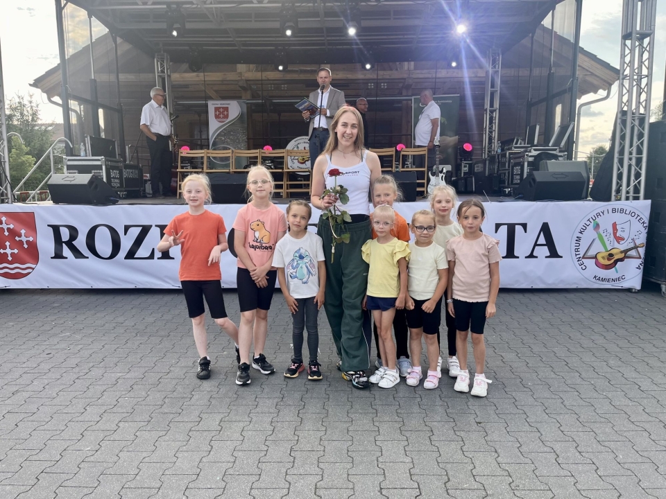 Instruktorka_Jagoda_Kaczmarek_oraz_jej_podopieczni_z_zajec_Zabawa_przez_taniec