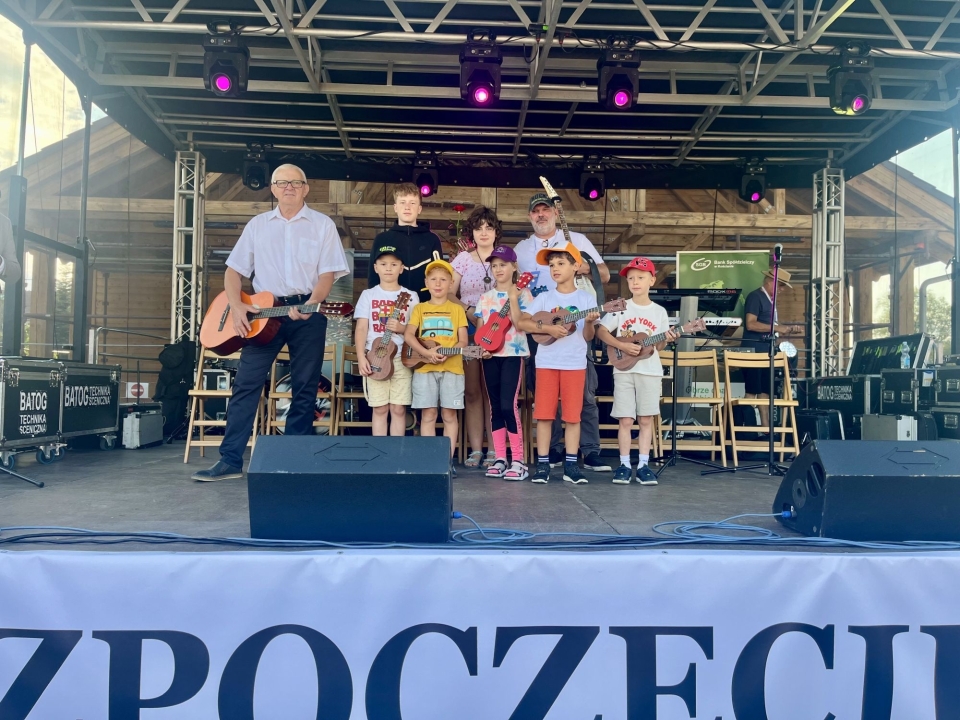 Koncert_uczestnikow_sekcji_instrumentalnej_gitara_i_ukulele_dzialajacej_przy_Centrum_Kultury