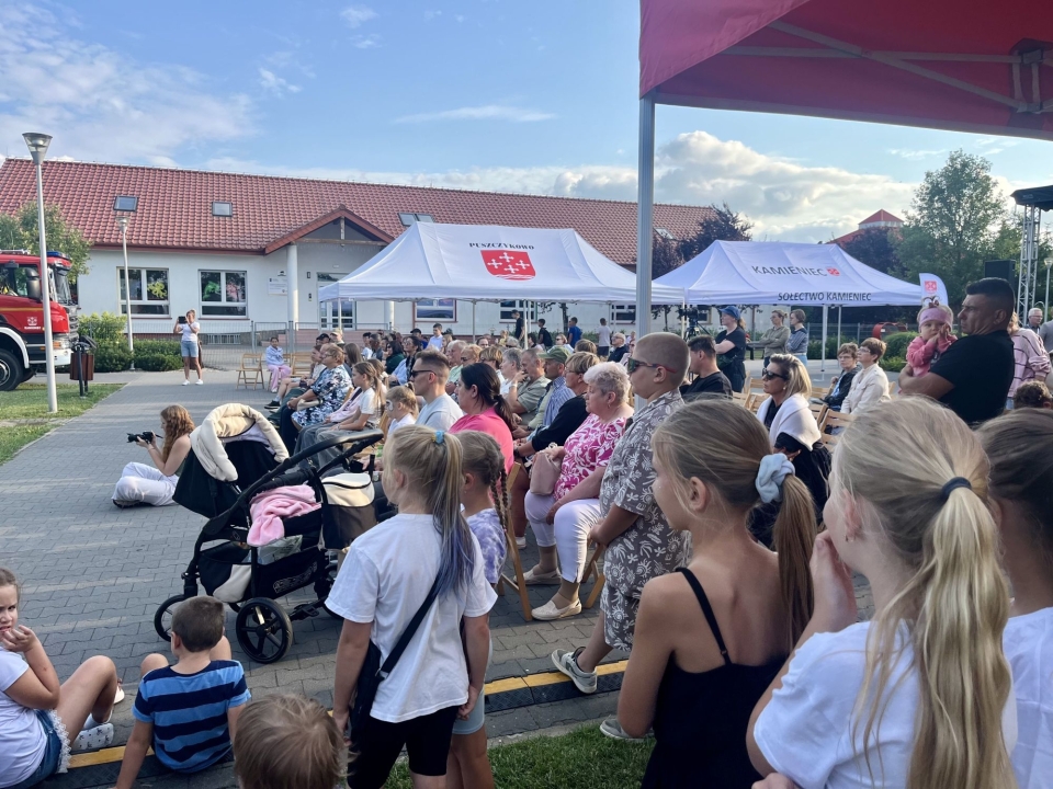 Mieszkancy_gminy_oraz_zaproszeni_goscie_obserwujacy_program_artystyczny_na_placu_przed_scena