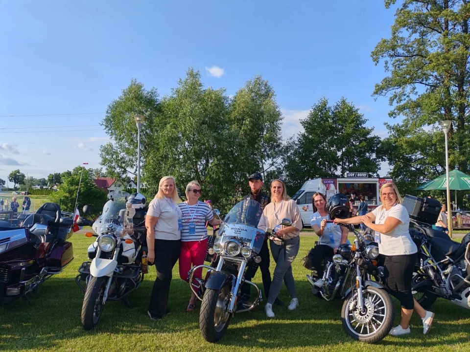Pamiatkowe_zdjecie_grupy_motocyklistow_LOK_Wielichowo_bioracych_udzial_w_wydarzeniu