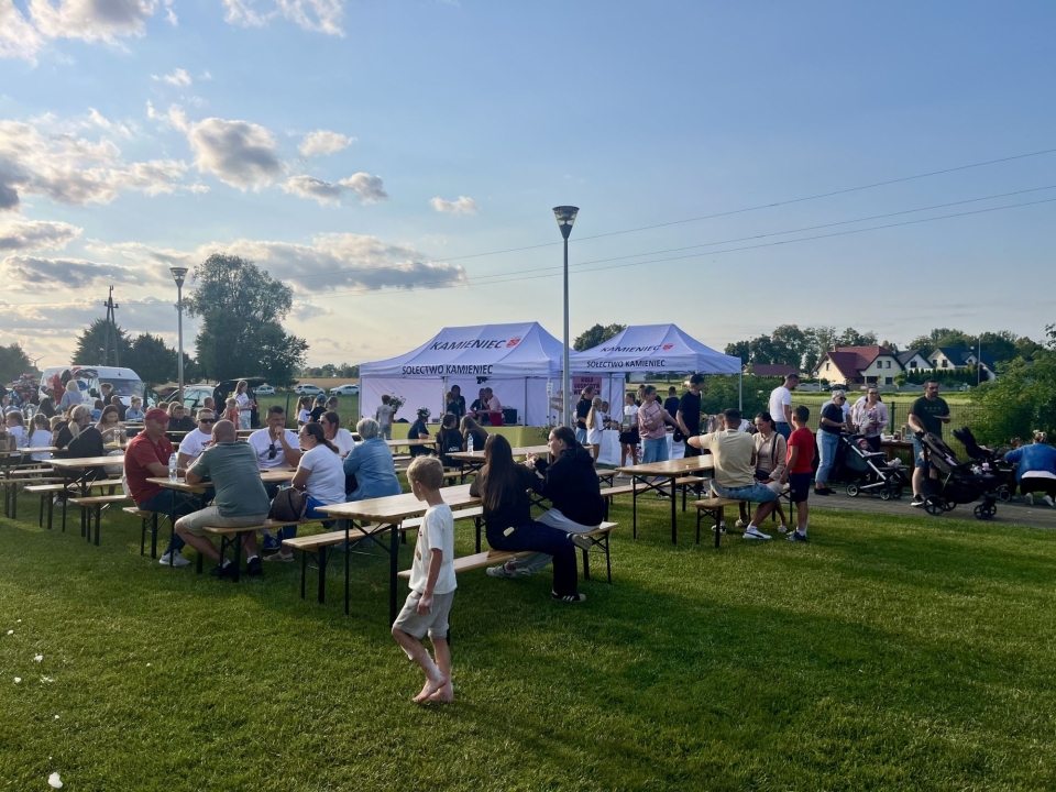 Strefa_gastronomiczna_oraz_miejsca_siedzace_przygotowane_dla__uczestnikow_imprezy
