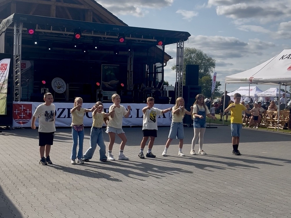 Wystepy_artystyczne_dzieci_ze_szkoly_w_Konojadzie